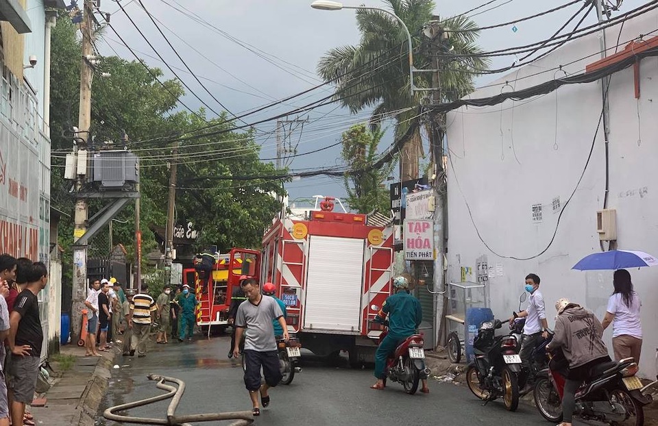 Bà hỏa thiêu rụi kho chứa phụ tùng, 1 ô tô và nhiều xe máy - 2