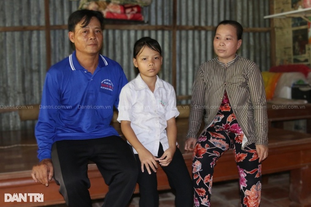 Con gái mắc bệnh hiểm nghèo, nhà sắp sập cũng không dám sửa - 4 Con gái mắc bệnh hiểm nghèo, nhà sắp sập cũng không dám sửa - 4