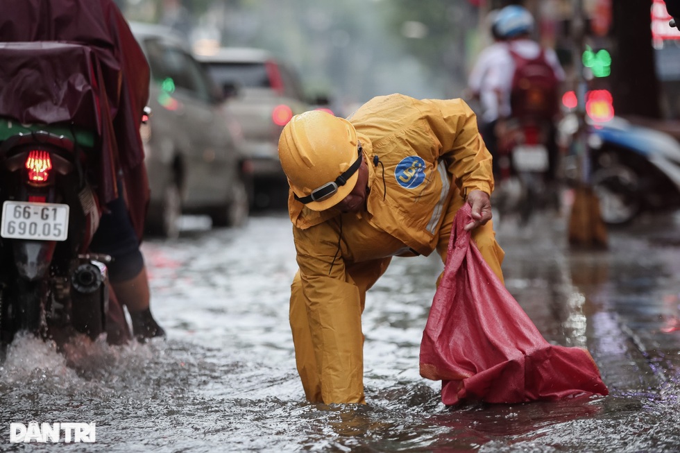 Vì sao TPHCM, Bình Dương ngập nặng, có nơi trôi ô tô? - 6