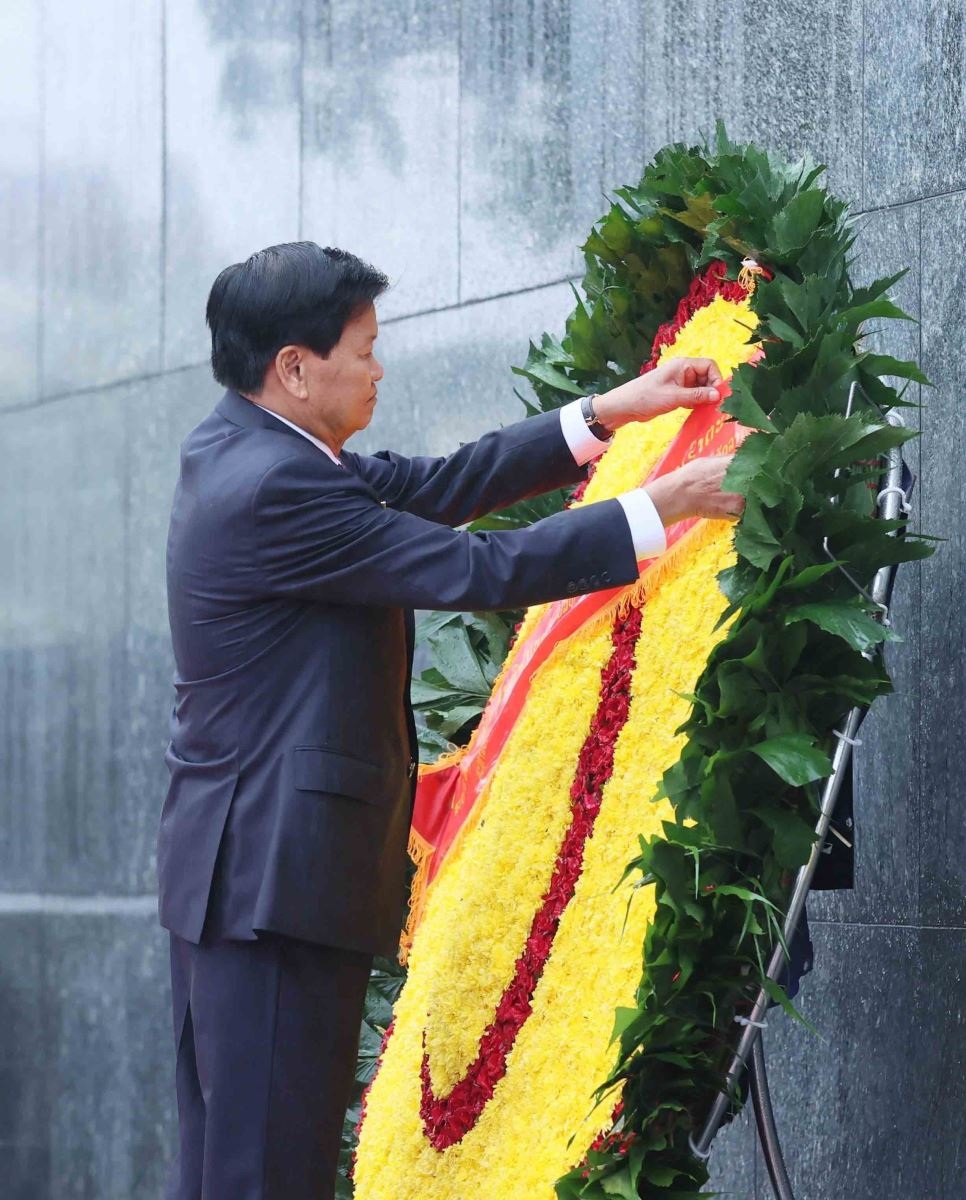 Tổng Bí thư, Chủ tịch nước Lào Thongloun Sisoulith vào Lăng viếng Chủ tịch Hồ Chí Minh - 1