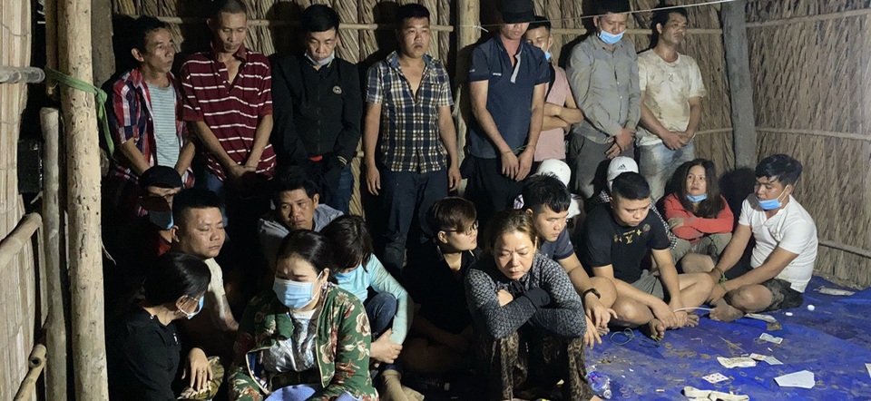Hàng chục trinh sát bao vây sòng bạc giữa đầm lầy - 3 Hàng chục trinh sát bao vây sòng bạc giữa đầm lầy - 3