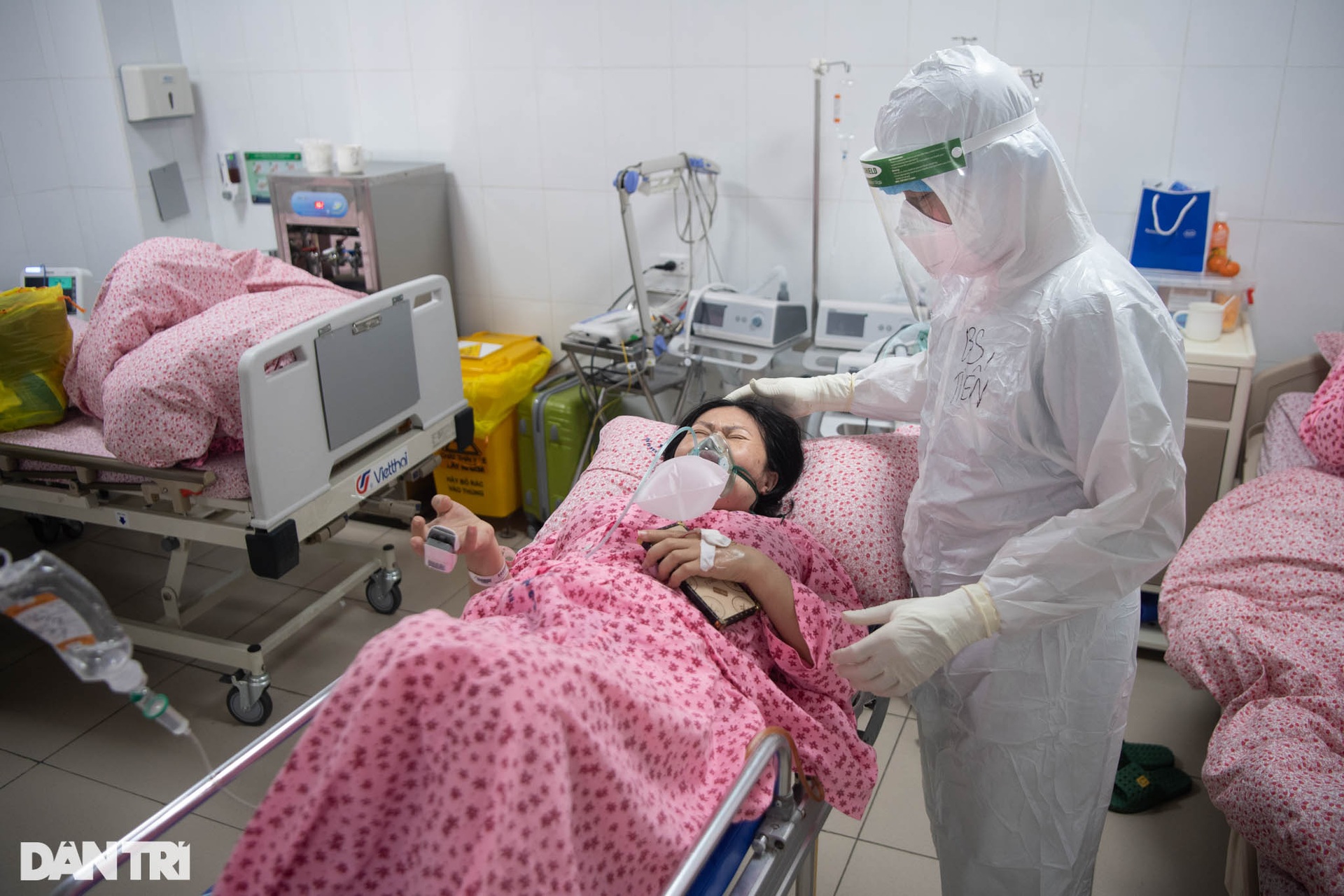 Khoảnh khắc sự sống nảy mầm giữa khu điều trị sản phụ F0 ở Hà Nội - 7 Khoảnh khắc sự sống nảy mầm giữa khu điều trị sản phụ F0 ở Hà Nội - 7