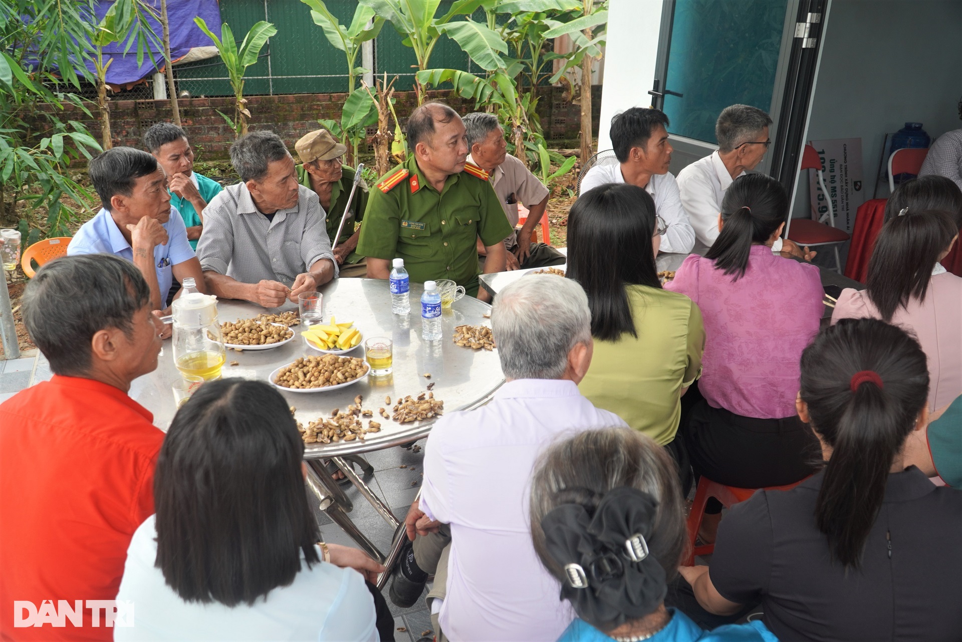 Nhờ tấm lòng bạn đọc Dân trí, vợ chồng khờ cùng 3 con thơ có ngôi nhà mới - 1 Nhờ tấm lòng bạn đọc Dân trí, vợ chồng khờ cùng 3 con thơ có ngôi nhà mới - 1