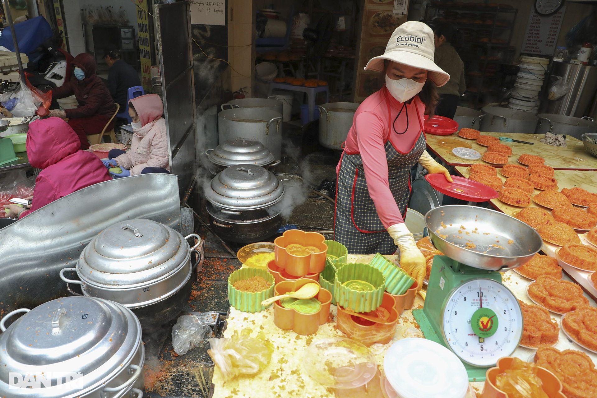 Sôi động chợ Hàng Bè sáng 30 Tết - 8