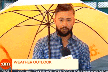 Kinh ngạc MC thời tiết bị… gió cuốn đi