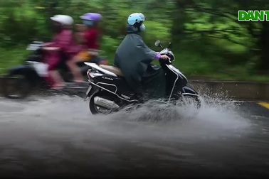 Hà Nội: Đại lộ Thăng Long ngập như sông