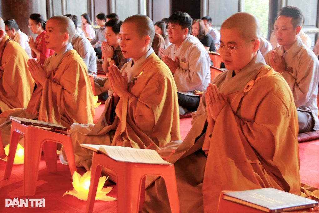 Cầu quốc thái dân an, hòa bình thế giới tại ngôi chùa nhiều kỷ lục Việt Nam - 2 Cầu quốc thái dân an, hòa bình thế giới tại ngôi chùa nhiều kỷ lục Việt Nam - 2