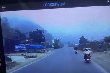 Tài xế ô tô đánh lái cực nhanh giúp 2 người không bị chui gầm