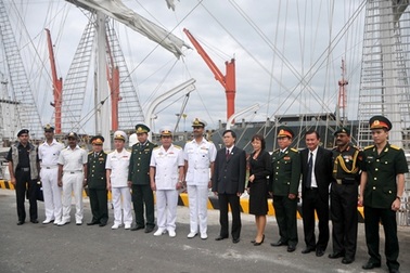 Tàu Hải quân Ấn Độ "xông đất" cảng Tiên Sa ngày đầu năm 2013