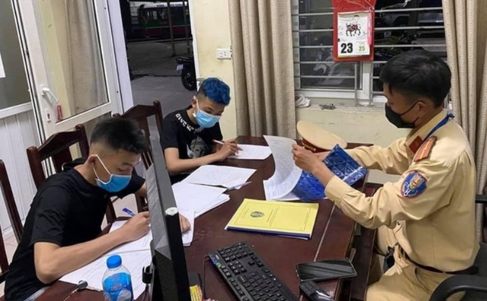 Bắt nhóm quái xế tụ tập biểu diễn giữa mùa dịch - 3 Bắt nhóm quái xế tụ tập biểu diễn giữa mùa dịch - 3