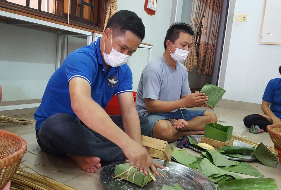 Đắk Lắk: Thầy giáo gói cả trăm chiếc bánh chưng gửi vào khu cách ly - 1 Đắk Lắk: Thầy giáo gói cả trăm chiếc bánh chưng gửi vào khu cách ly - 1