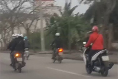 Chuyện lạ: Xe máy xi-nhan rẽ trái để... đi thẳng ở Hải Phòng.