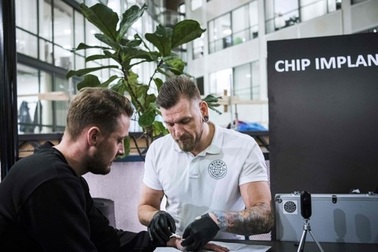 Người Thụy Điển cấy chíp vào cơ thể thay thế thẻ căn cước