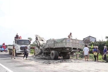 Xe tải đối đầu, 2 tài xế chết thảm