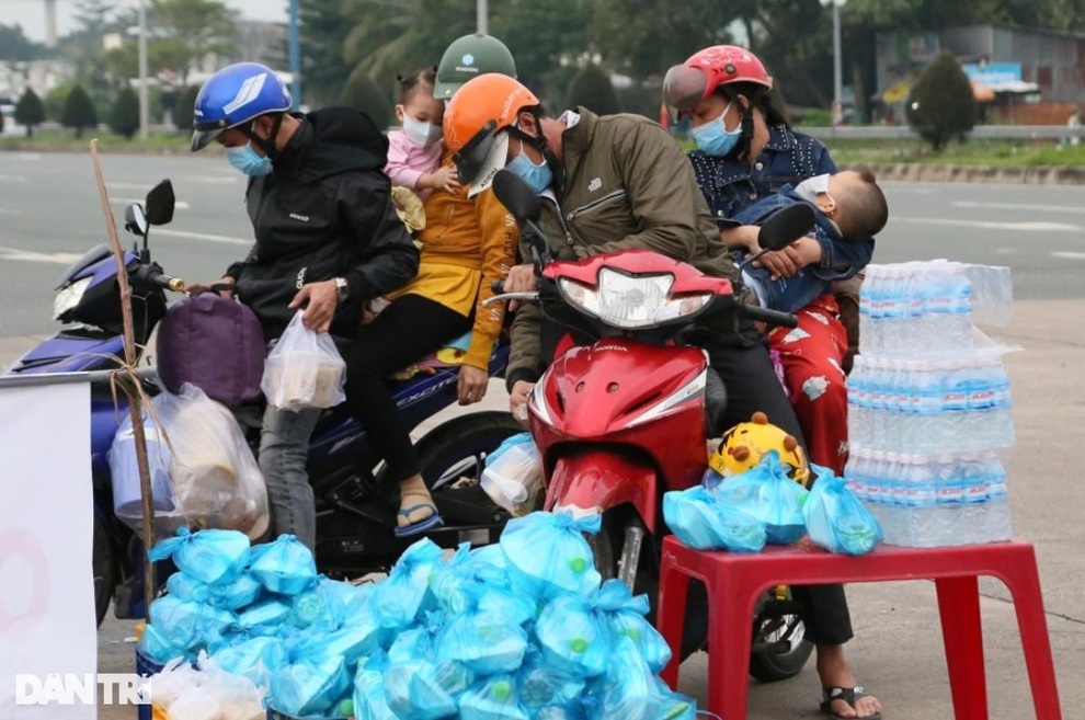 Người dân hồi hương tránh dịch sẽ được hỗ trợ tiền, gạo - 2 Người dân hồi hương tránh dịch sẽ được hỗ trợ tiền, gạo - 2