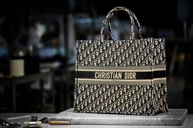 Mẫu túi tote biểu tượng của Dior được tạo ra như thế nào?