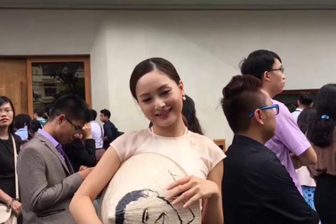 Diễn viên Lan Phương khoe quà tặng tổng thống Obama