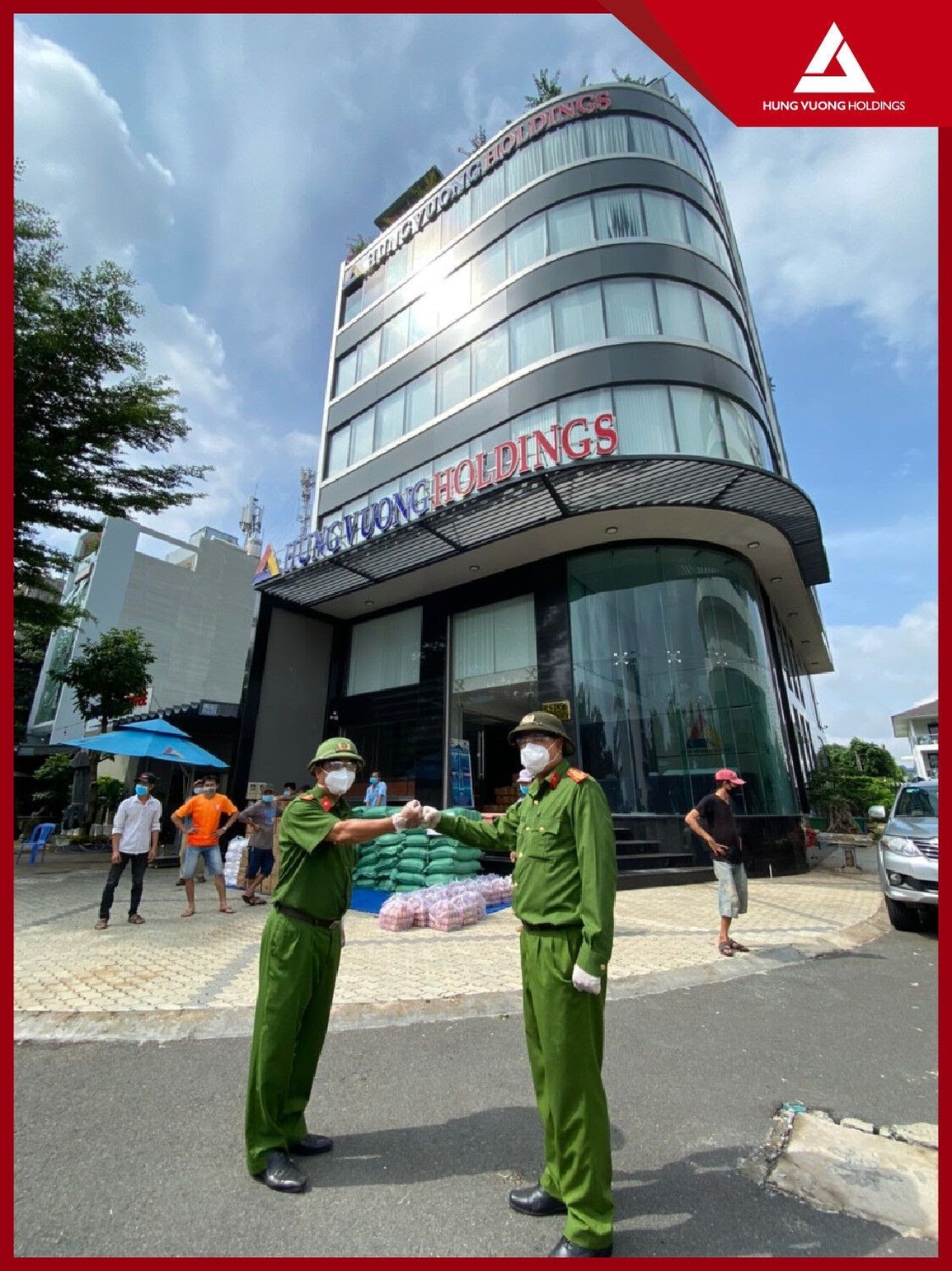 CEO Hưng Vượng Holdings trực tiếp trao tặng 6.000 bộ KIT test Covid-19 và kinh phí tới huyện Châu Đức - 2 CEO Hưng Vượng Holdings trực tiếp trao tặng 6.000 bộ KIT test Covid-19 và kinh phí tới huyện Châu Đức - 2