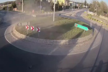 Tài xế thoát chết đầy may mắn sau vụ tai nạn kinh hoàng