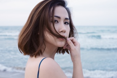 Trâm Nguyễn gợi cảm bên biển