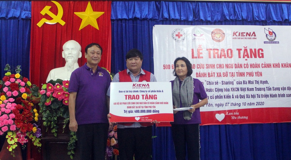 Phú Yên: Tặng 500 bộ áo phao đa năng cho ngư dân vùng biển - 2 Phú Yên: Tặng 500 bộ áo phao đa năng cho ngư dân vùng biển - 2