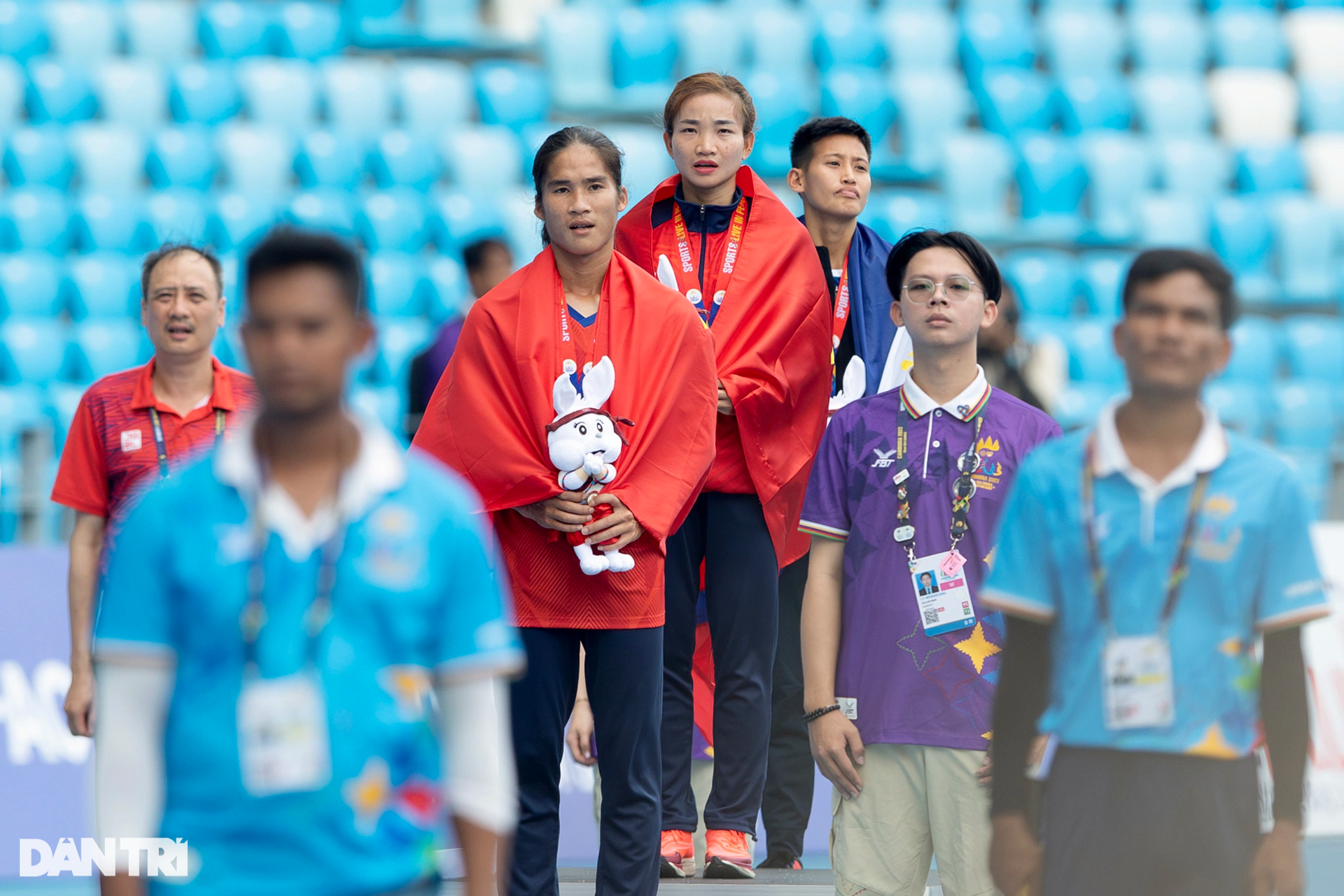 Nữ hoàng điền kinh Nguyễn Thị Oanh lập kỳ tích 4 HCV tại SEA Games 32 - 13 Nữ hoàng điền kinh Nguyễn Thị Oanh lập kỳ tích 4 HCV tại SEA Games 32 - 13