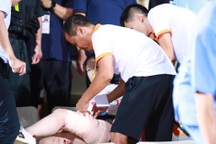 CĐV nữ bị bỏng nặng vì pháo sáng, phẫu thuật hai lần ở bệnh viện