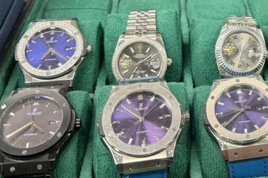 Khởi tố 2 vợ chồng buôn đồng hồ Rolex, túi Hermès giả ở TPHCM