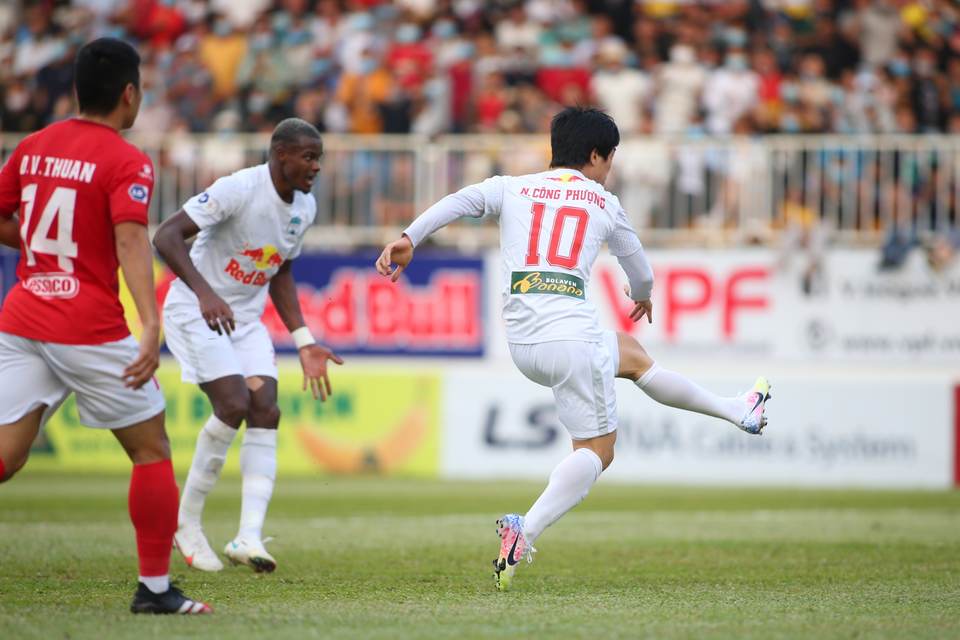 HA Gia Lai 3-0 TPHCM: Lee Nguyễn mờ nhạt, Công Phượng tiếp tục rực rỡ - 12 HA Gia Lai 3-0 TPHCM: Lee Nguyễn mờ nhạt, Công Phượng tiếp tục rực rỡ - 12