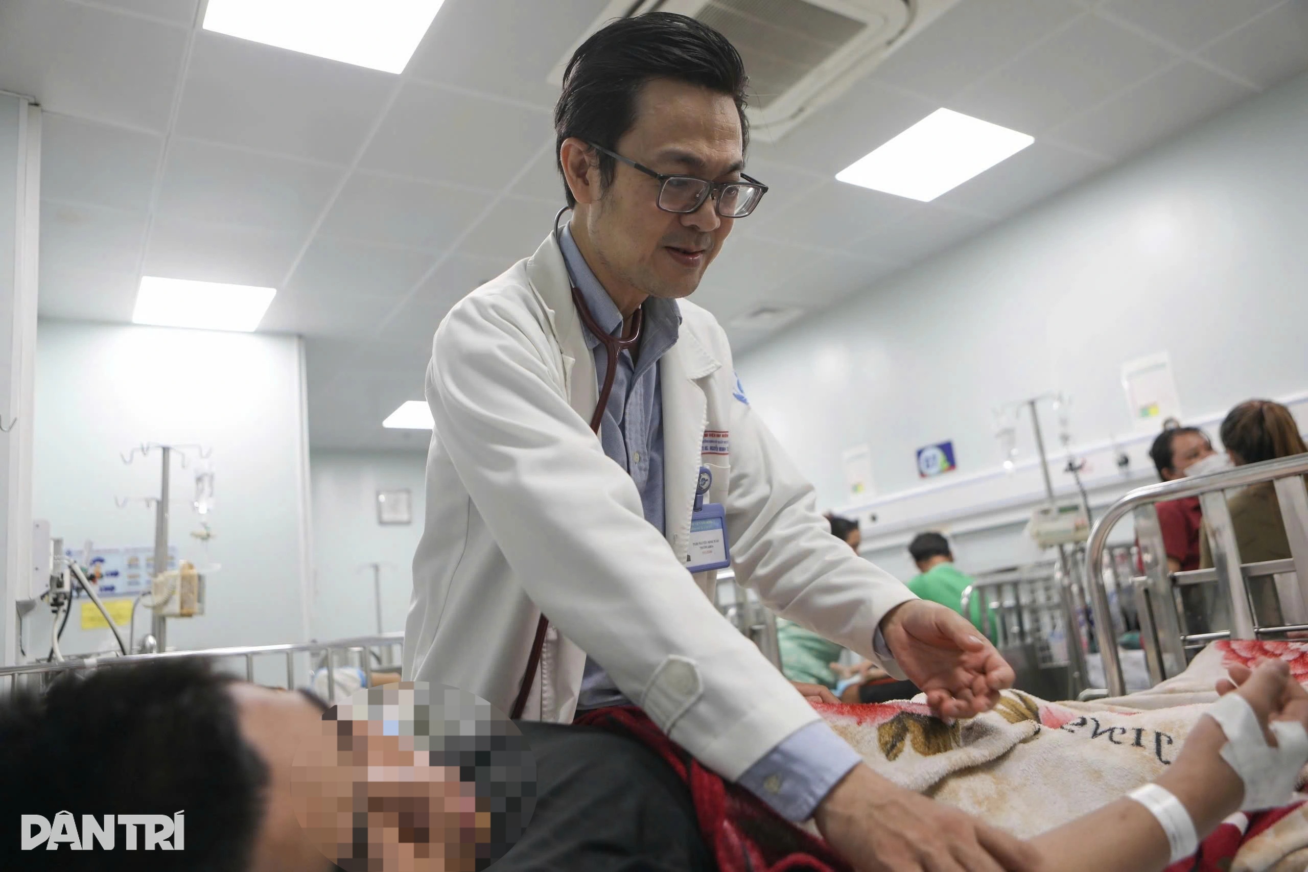 Hàng loạt người lớn, trẻ em ở TPHCM nhập viện vì đe dọa sốc sốt xuất huyết - 3