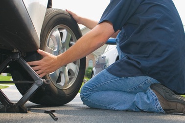 Lốp xe sedan nên bơm căng mấy cân?