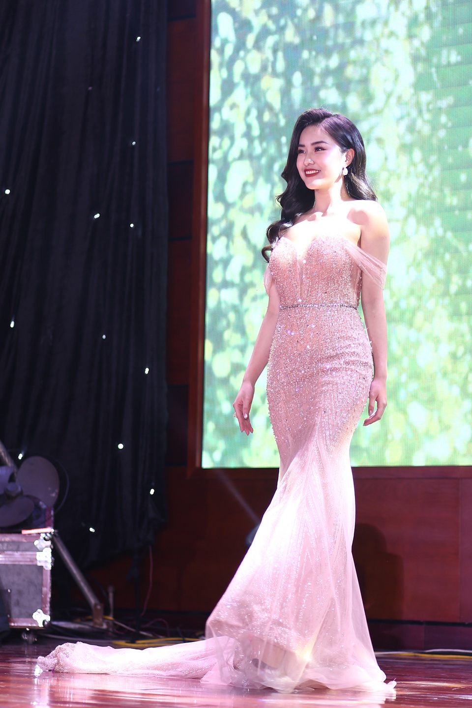 Hành trình chinh phục vương miện của tân Hoa khôi ĐH Luật Hà Nội - 10 Hành trình chinh phục vương miện của tân Hoa khôi ĐH Luật Hà Nội - 10
