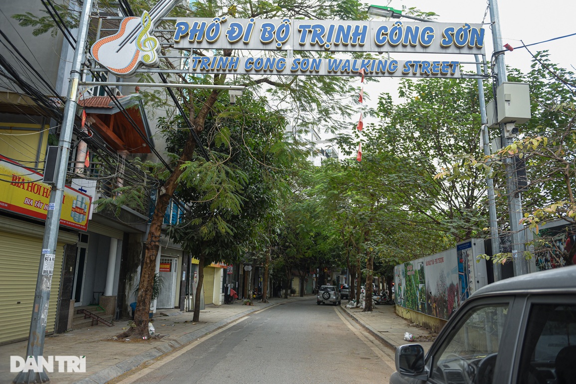 Đường phố vắng như Tết, quán xá đua nhau treo biển bán mang về ở Hà Nội - 9 Đường phố vắng như Tết, quán xá đua nhau treo biển bán mang về ở Hà Nội - 9