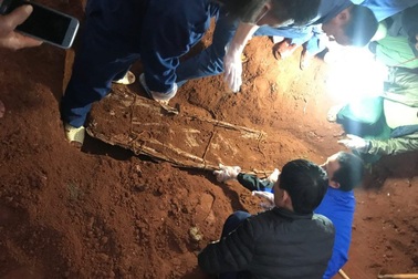 Hé lộ thông tin liệt sĩ qua mảnh giấy trong chai chôn cùng hài cốt