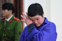 Vợ cầm nòng súng chĩa vào bụng thách bắn, chồng siết cò