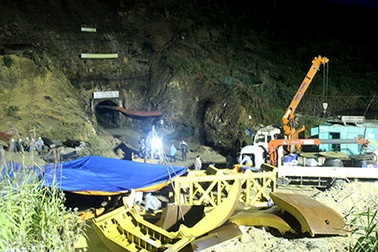 Vỡ òa hạnh phúc khi nghe được tiếng nói 12 công nhân kẹt trong hầm