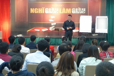 Bóc mẽ chiêu dạy làm giàu, vay cả trăm triệu đồng ném qua... cửa sổ (!?)