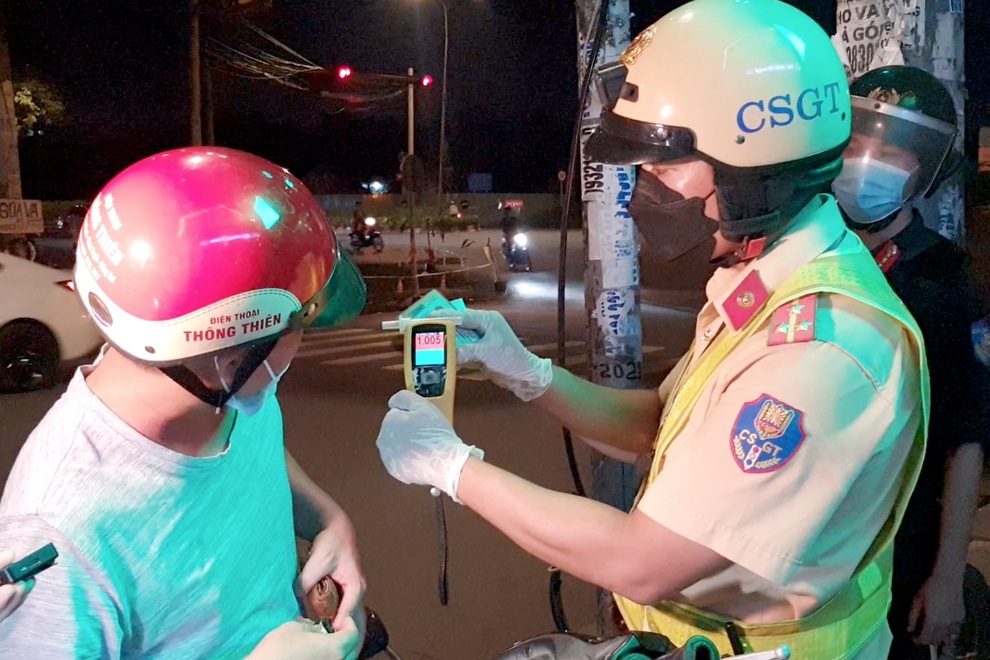 Nhậu thí điểm, người đàn ông vi phạm nồng độ cồn kịch khung - 1 Nhậu thí điểm, người đàn ông vi phạm nồng độ cồn kịch khung - 1
