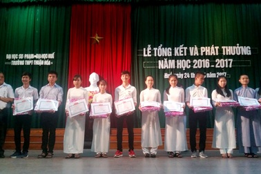 Trao thưởng các học sinh giỏi toàn diện trường THPT Thuận Hóa