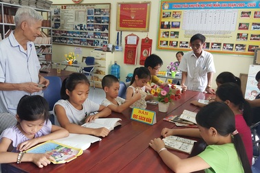 Tủ sách khuyến học đặc biệt ở thôn Phú Mẫn