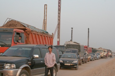 Tai nạn chết người, đường Láng - Hoà Lạc tắc nghiêm trọng