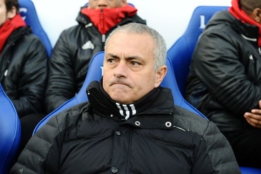 MU quyết “trói chân” HLV Mourinho