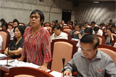 “Nỏng bỏng” việc tăng phí trông giữ xe