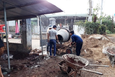 Cô trò vận động xây chợ cho đồng bào Jrai