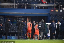 Vì sao trận PSG với Basaksehir bị hủy bỏ sau 16 phút thi đấu?