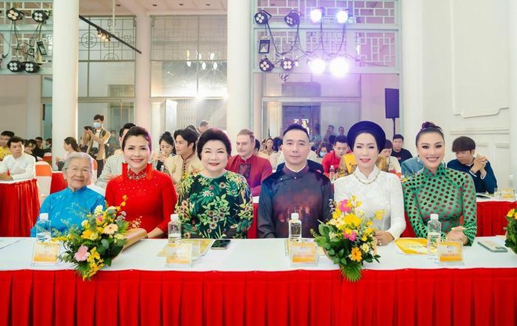 Áo dài Việt Nam qua lăng kính của các đại sứ Lễ hội Áo dài TPHCM lần thứ 9 - 5 Áo dài Việt Nam qua lăng kính của các đại sứ Lễ hội Áo dài TPHCM lần thứ 9 - 5