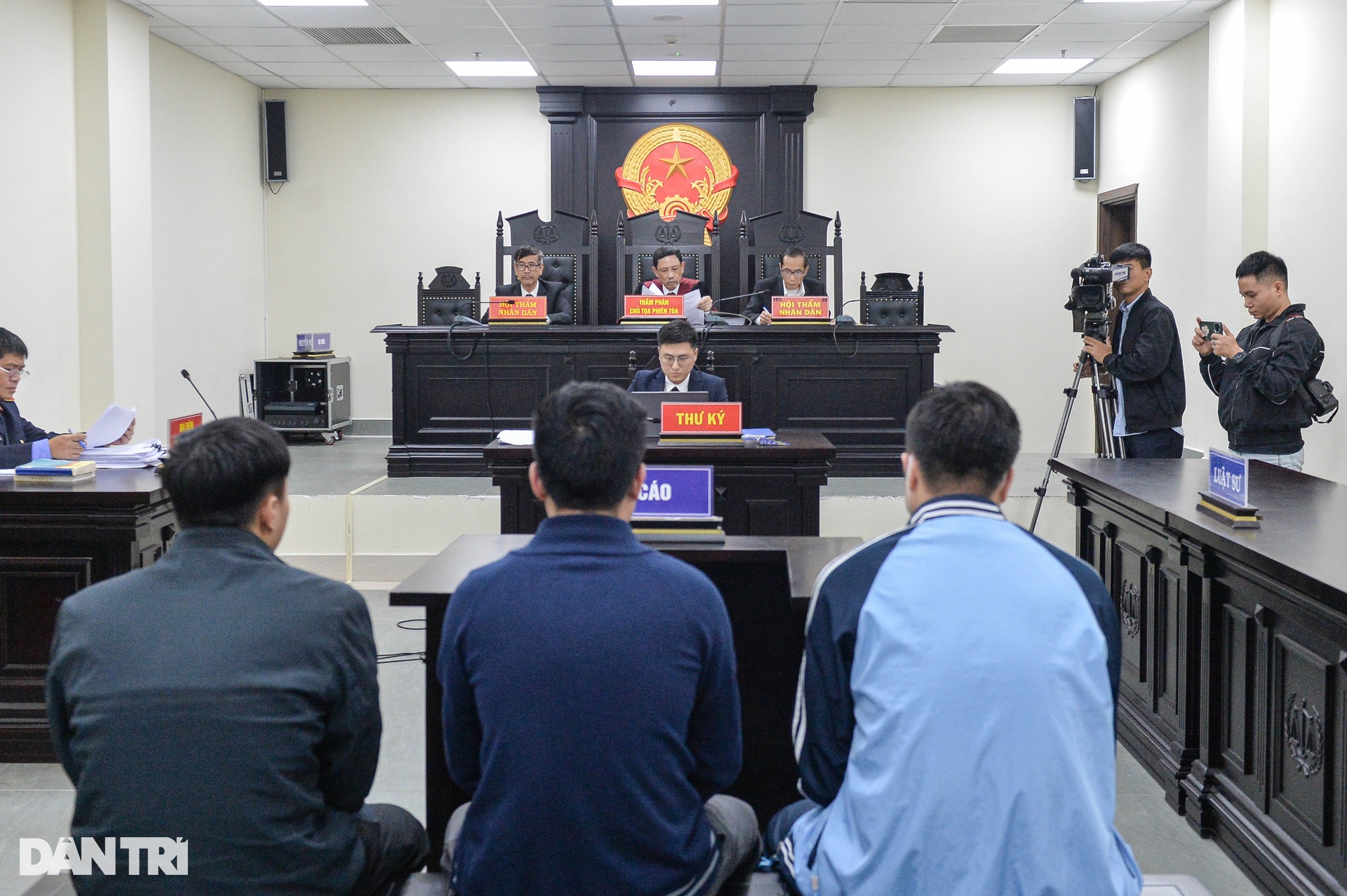 Dẫn giải 3 cựu cán bộ công an bị cáo buộc bắn trộm dê của dân đến hầu tòa - 6