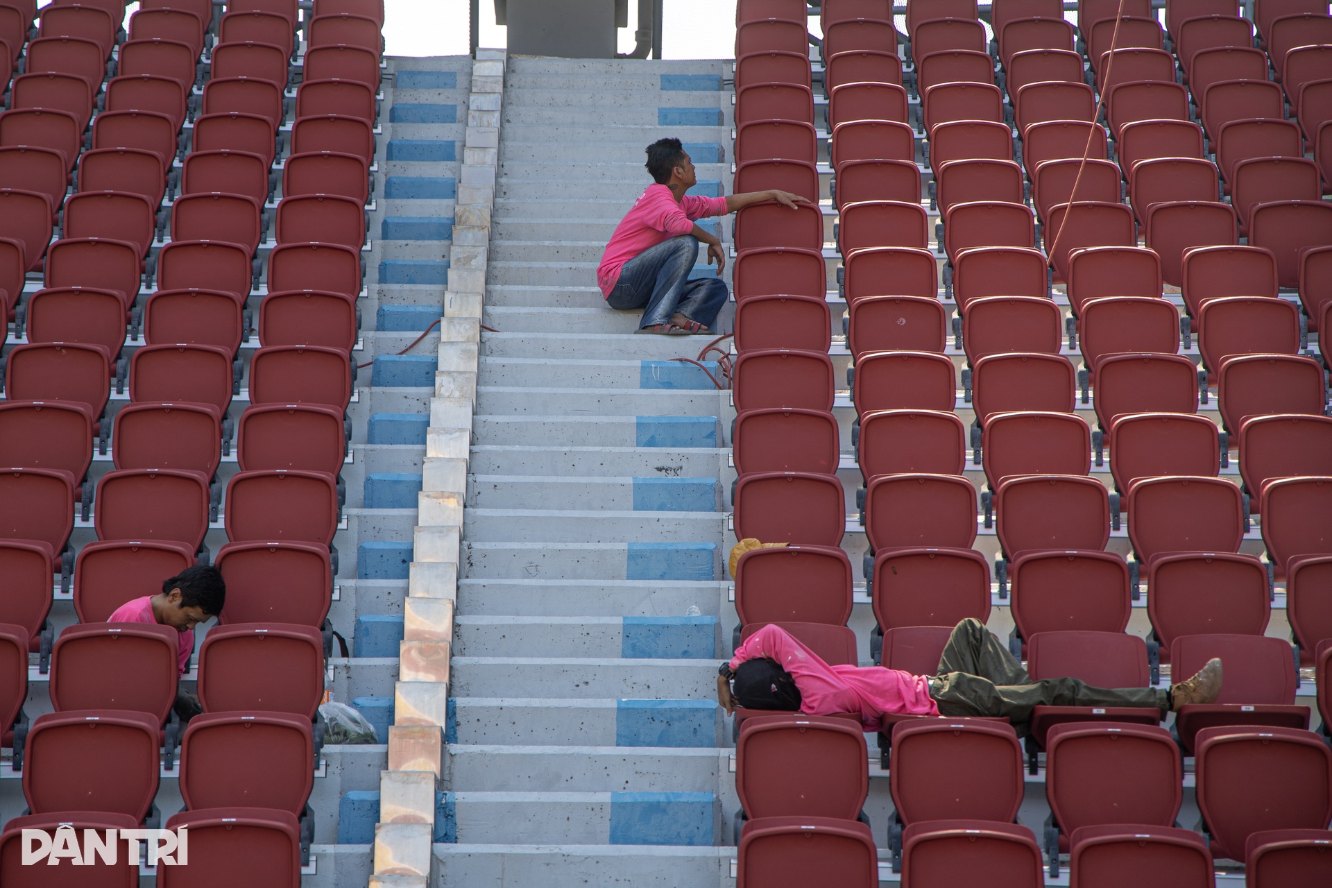 Công nhân Thái Lan căng mình làm việc trước giờ khai mạc SEA Games 33 - 5
