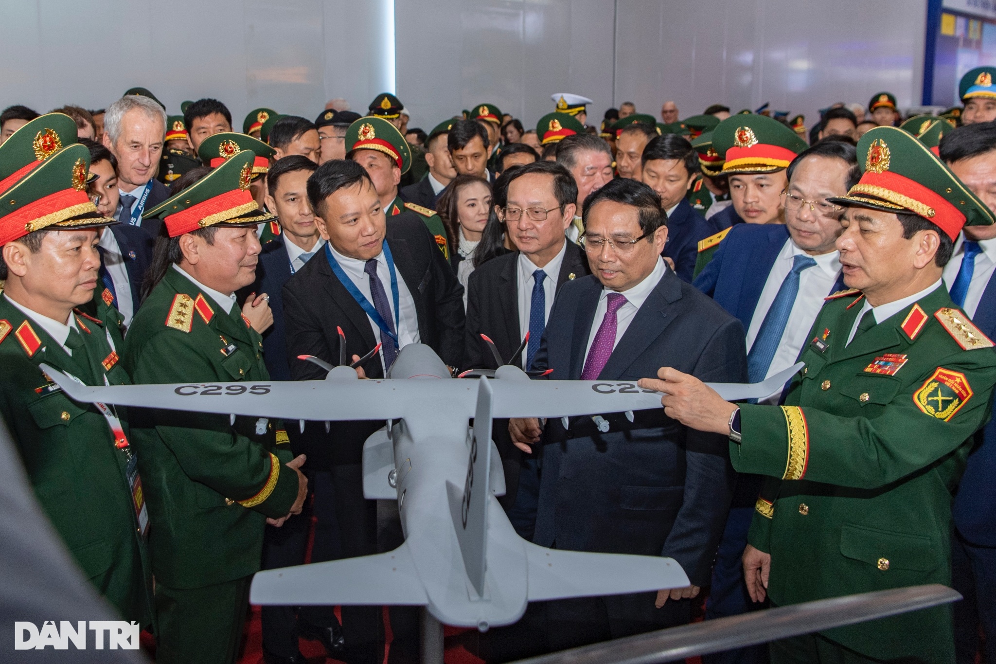 View - Thủ tướng Phạm Minh Chính tham quan khí tài hiện đại ở Triển lãm Quốc phòng | Báo Dân trí