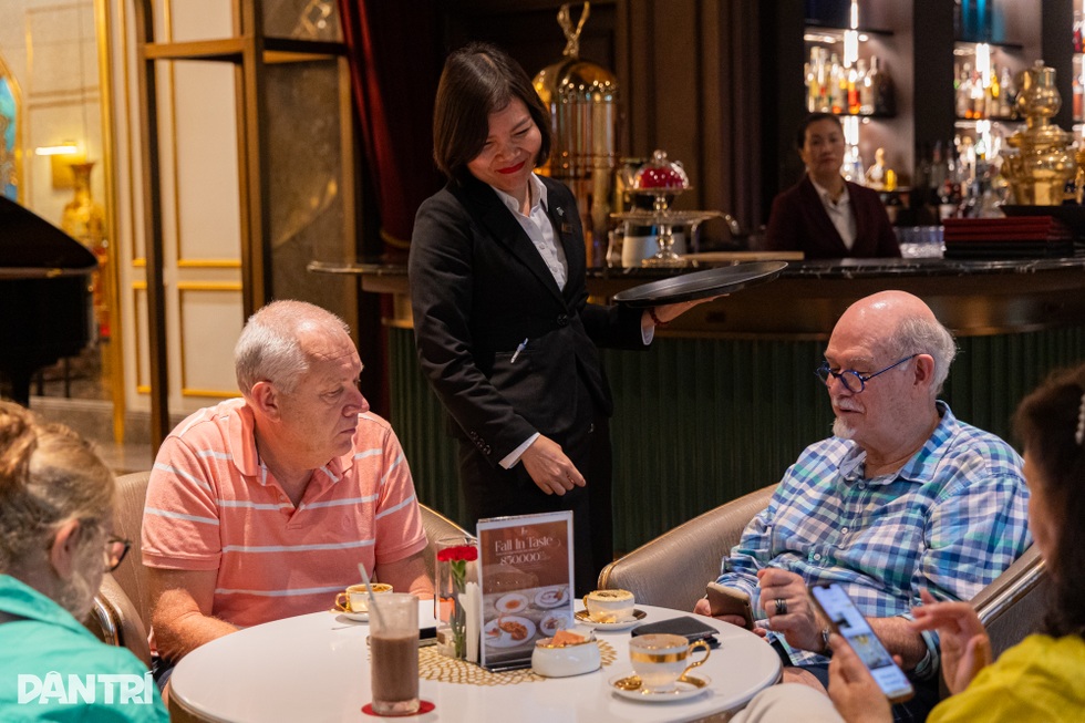 Hà Nội: Trải nghiệm cà phê trứng dát vàng 24K khiến khách Tây thích thú - 5